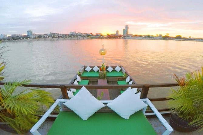 2hours Private Sunset Cruise with unlimited beer, soft drinks and Tour guide - The vibe: romantic, relaxed, and made for talking