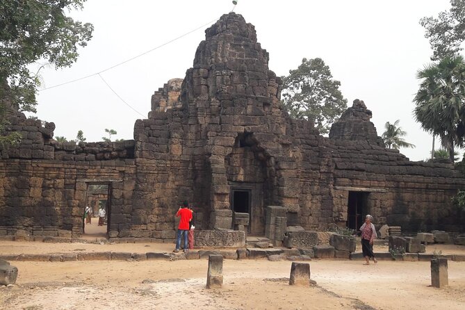 A Day Trip To Phnom Chisor - Tonle Batti From Phnom Penh - The optional wildlife stop: passing Phnom Ta Moa Zoo and requesting time at the rescue center