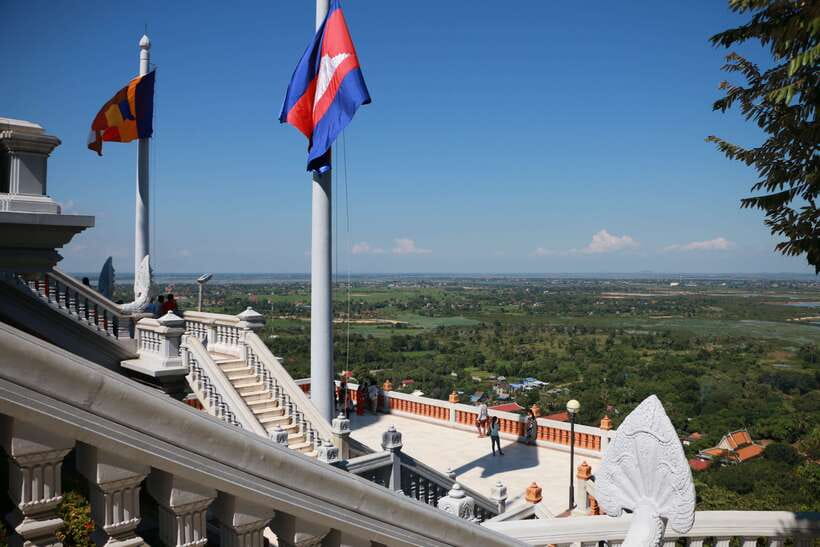 From Phnom Penh: Oudongk Mountain and Koh Chen Island Tour - Oudongk Mountain: 510 Steps to Stupa Views and 5,000 Buddha Statues