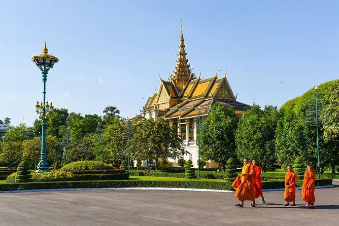 Full-Day Phnom Penh Sightseeing Tour & Killing Field - Tuol Sleng (S-21) and Choeng Ek Killing Fields: Handling a Heavy Story