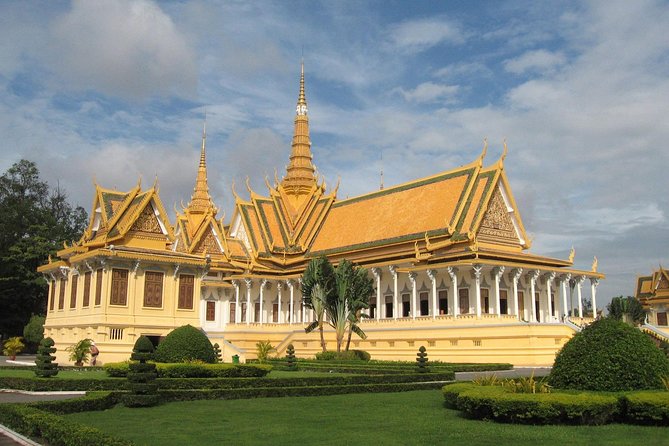Half-Day Royal Palace, Wat Phnom & Independence Monument Tour - Wat Phnom on the Hilltop: A Symbol Visit Without the Time Sink