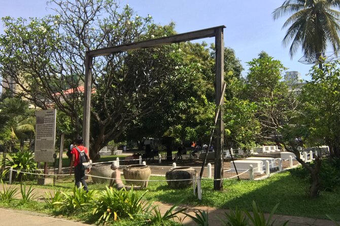 Khmer Rouge, genocide museum &killing field tour - Russian Market Stop: A Short Breather That Still Feels Local