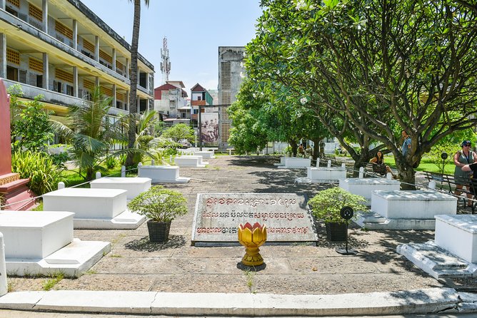 Killing Fields and Prison S21 Bus Tour - Audio vs live guide: choose the right pace for your brain
