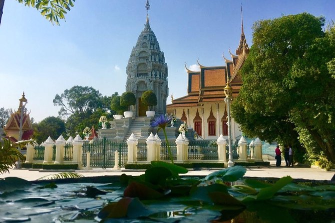 Oudong Mountain and Phnom Penh Full Day Private Tour - Independence Monument and Sihanouk memorial stop