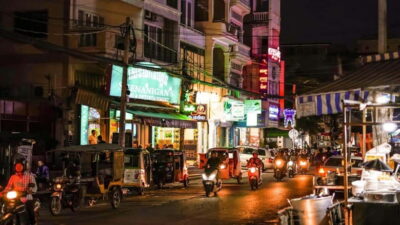Phnom Penh: 9 Exciting Spots Evening Tuk-Tuk Tour - Pickup and the easy 6 PM start that keeps your night intact