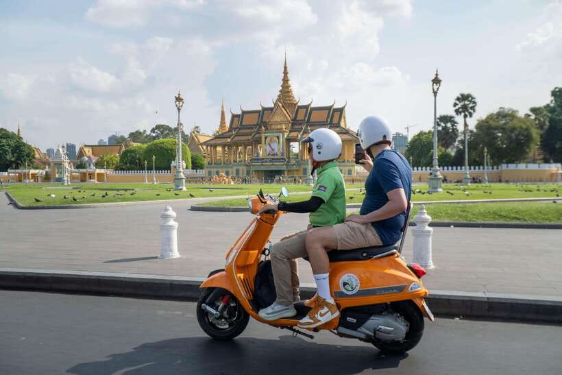 Phnom Penh: City & Silk Island Haft Day or Full Day Tour - Independence Monument and Central Market: quick photos, real city texture