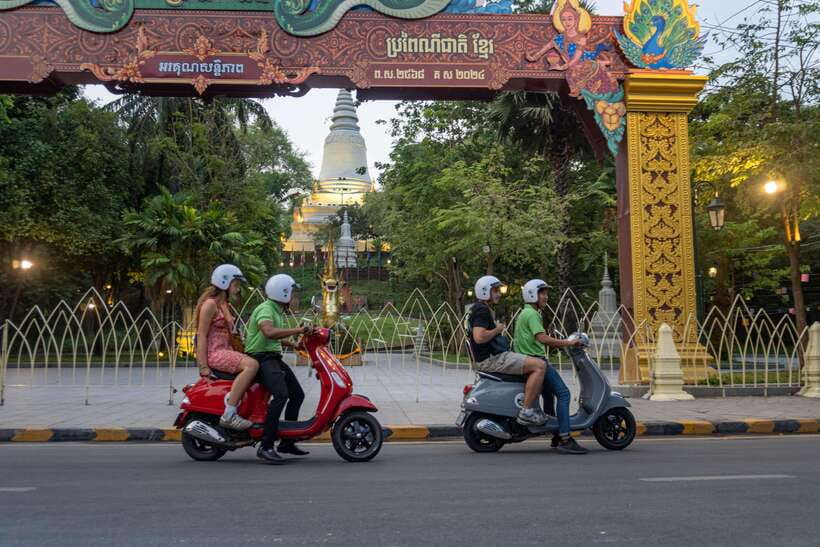 Phnom Penh: City & Silk Island Haft Day or Full Day Tour - Silk weaving on Silk Island: craft you can actually picture