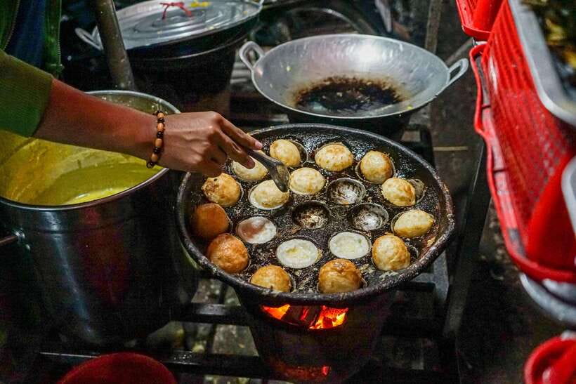 Phnom Penh Evening Food Tour -On Promotion Price limit Offer - Wat Botum Park street food: where the city teaches you how to eat