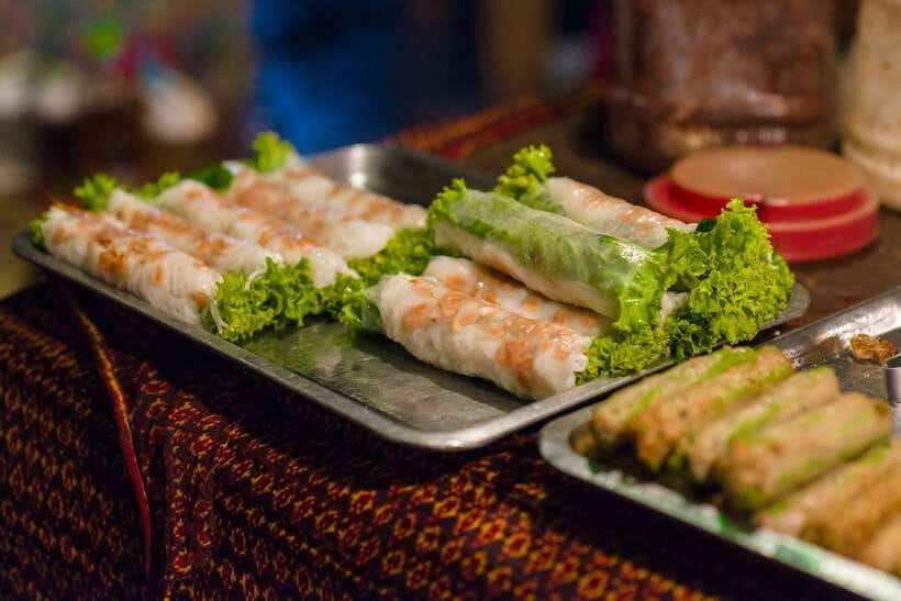 Phnom Penh: Evening Food Tour with Drinks & Tuk Tuk Included - Royal Palace street food time: snack closer to the lights