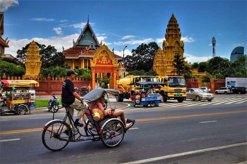 Phnom Penh Full Day Private Tour with All Admission Tickets - Independence Monument and the King Father Statue: national identity in brief stops