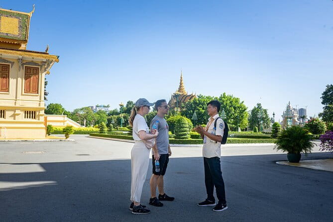 Phnom Penh: Highlights Tour Including National Museum - Wat Phnom: the 14th-century temple pause