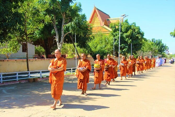 Phnom Penh: Highlights Tour Including National Museum - Transport and comfort: Vespa vs tuk-tuk and the safety mindset