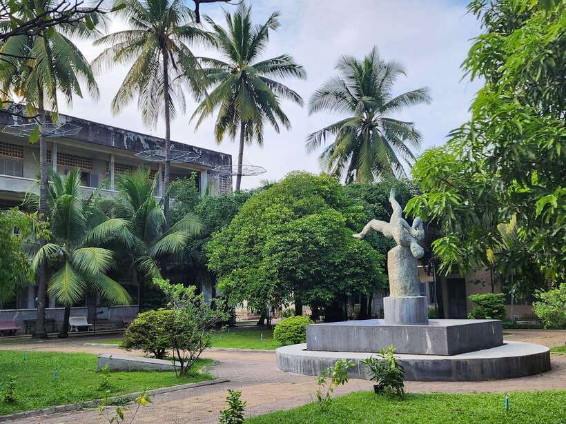 Phnom Penh: Highlights Tour Including S21 and Killing Fields - Diamond Island and the Phnom Penh river neighborhoods: city end with a view
