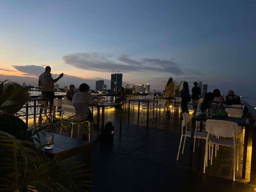 Phnom Penh: Mekong River Sunset Cruise with free flow drink - Fishing Neighborhoods on Stilt Houses: Real River Life