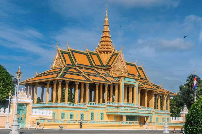 Phnom Penh: Mekong River Sunset Cruise with free flow drink - On-Board Drinks, Fruit Platter, and How the Guide Shapes the Mood