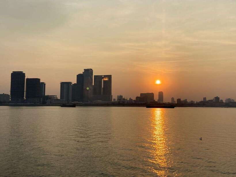 Phnom Penh: Mekong River Sunset Cruise with free flow drink - 17:00 Departure and the Afternoon Tuk Tuk Pickup