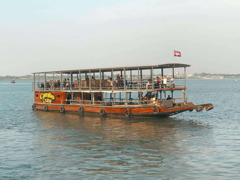 Phnom Penh: Mekong Sunset Dinner Cruise with Live Music - Choosing 5pm sunset or 7pm city lights in Phnom Penh