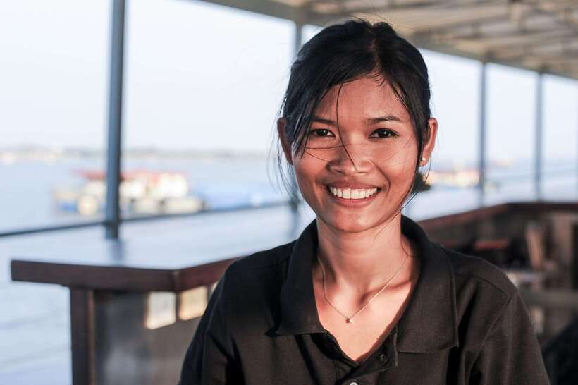 Phnom Penh: Mekong Sunset Dinner Cruise with Live Music - What you’ll see on the Mekong: Royal Palace views, floating villages, and Koh Norea Bridge
