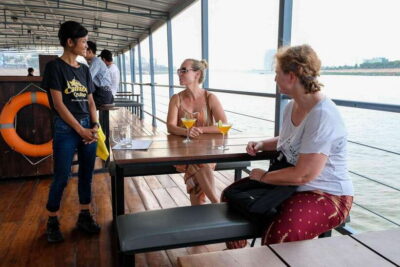 Phnom Penh: Mekong Sunset Dinner Cruise with Live Music - Getting to the boat: meeting point and pickup reality check