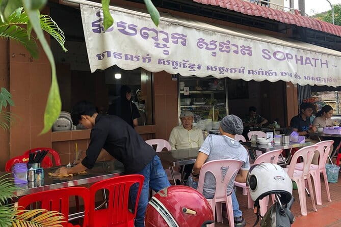 Phnom Penh Night City Highlights & Local Food tour by Tuktuk - Why a tuktuk night plan works so well in Phnom Penh