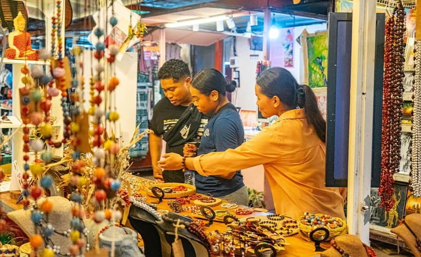 Phnom Penh: Night Foodie Tour by Tuk Tuk with Drinks - Night Market Time: Photo Stops and Street-Snack Scanning