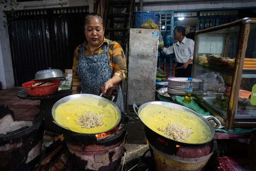 Phnom Penh: Night Foodie Tour by Tuk Tuk with Drinks - Russian Market Dinner: BBQ Chicken, Pork Ribs, and Dessert