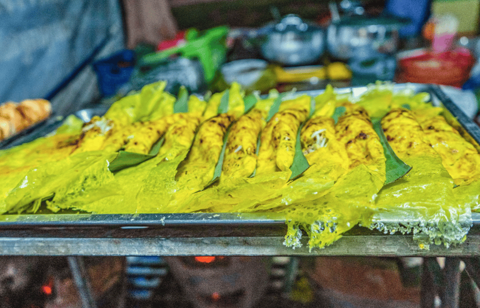Phnom Penh Night Foodie Vespa Tour / Tuk Tuk Available - Russian Market and the monument photo pauses