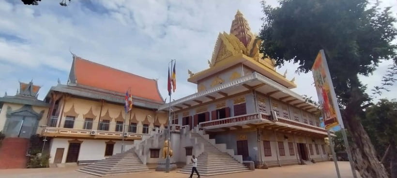 Phnom Penh: Private City Tour by Tuk-Tuk/Full or Half Day - Park Strip monuments: quick stops with real meaning