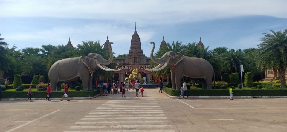 Phnom Penh: Private City Tour by Tuk-Tuk/Full or Half Day - Wat Ounalom, Wat Phnom, and Lady Penh: the temple circuit