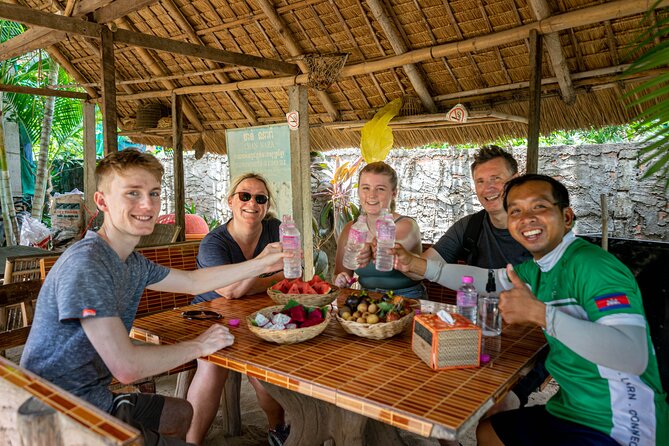 Phnom Penh Silk Island Bike Tour/ E-Bike or Tuk Tuk - Silk weaving at the Community Center: the real craft moment