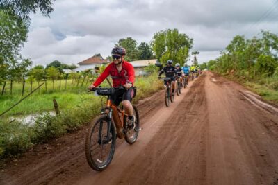 Phnom Penh: Silk Islands Half-Day Bike Tour - Koh Oknha Tei market gardens: everyday Phnom Penh life on two wheels
