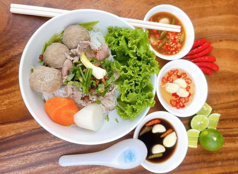 Phnom Penh: Street Art & Food Tour by Tuk-Tuk - Boeng Keng Kang Market: breakfast, coffee, and how people really shop