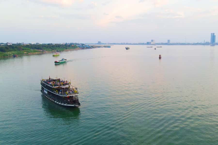 Phnom Penh: Sunset Dinner Cruise with English Speaking Guide - Stilted houses, fishing villages, and shoreline crops