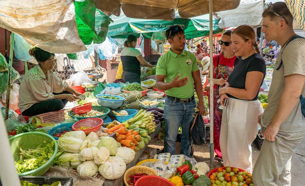 Phnom Penh: Walking Tour, Food Tour & Sunset Cruise - Night Market along the riverside: handicrafts and street food time