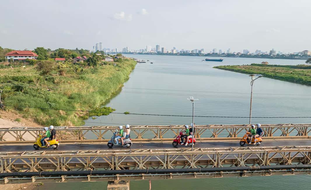 Phnom Penh: Walking Tour, Food Tour & Sunset Cruise - Independence Monument and the Cambodian-Vietnamese friendship landmark
