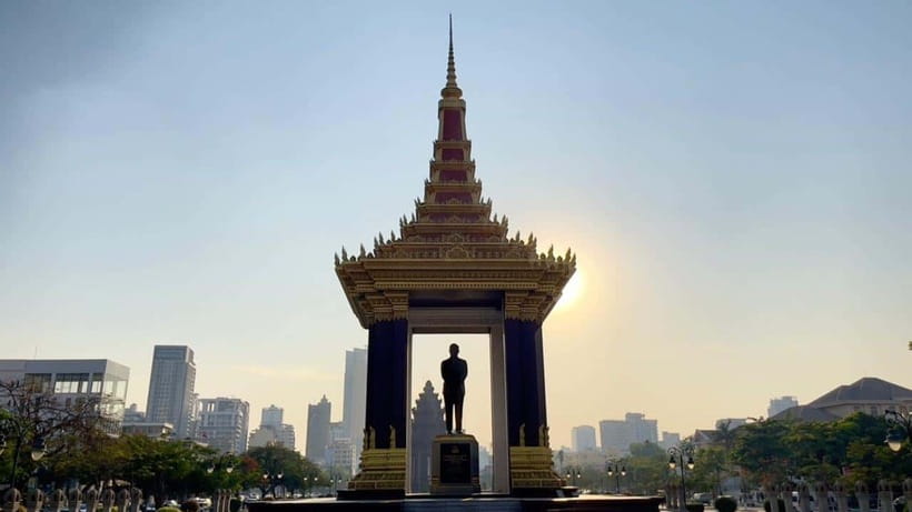 Phnom Phnom: Local Market & Culture Walking of City Tour - Independence Monument area: photo time with Sihanouk statue energy