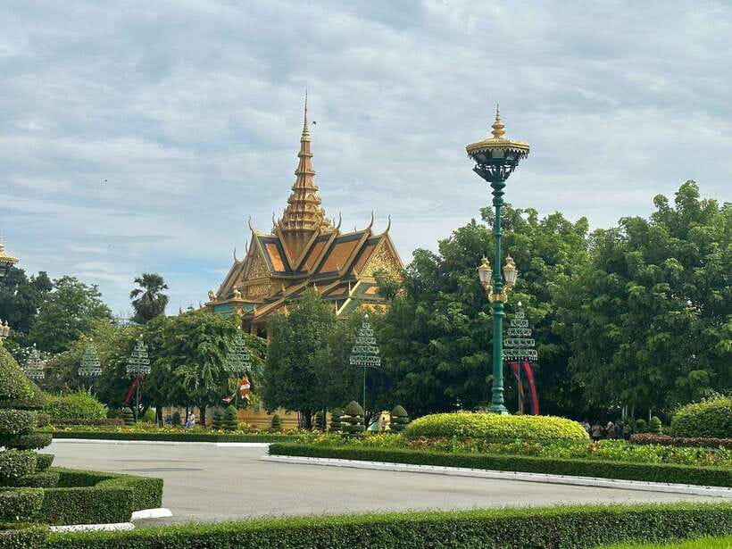 Private One Day Tour in Phnom Penh Capital City - Independence Monument: a short stop that changes the mood