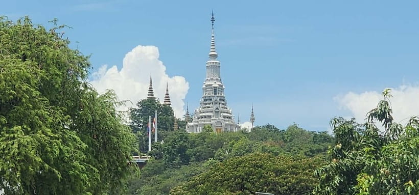 Tuk-Tuk Tour to Silk Island & Udong Mountain - Silk Island lunch by the river: bring snacks, then enjoy the view