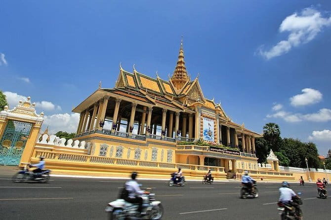 Udong Old Capital Tour - Stop 2: Preah Ang Duong stupas built by Norodom in 1891